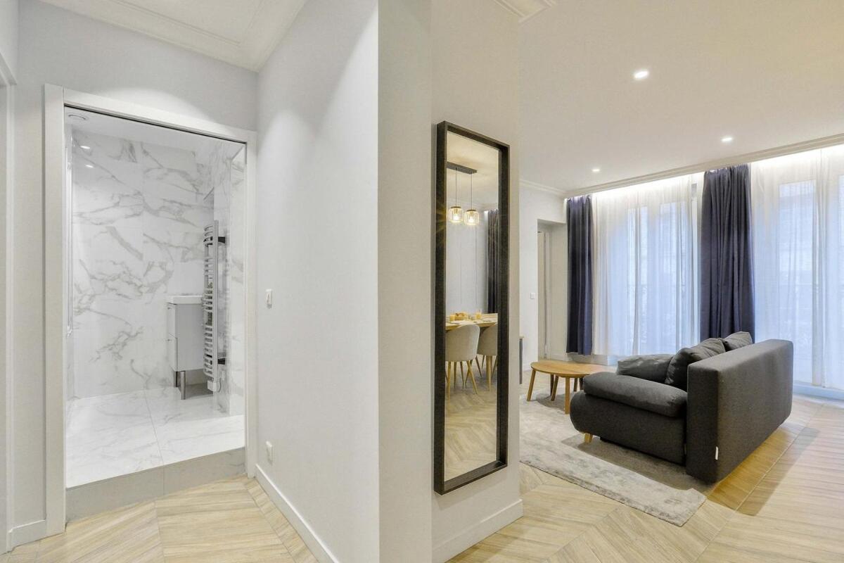 Stylish And New 2br Flat In The Heart Of Appartamento Parigi