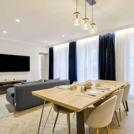Stylish And New 2br Flat In The Heart Of Appartamento *