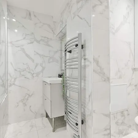 Stylish And New 2br Flat In The Heart Of Appartamento Parigi