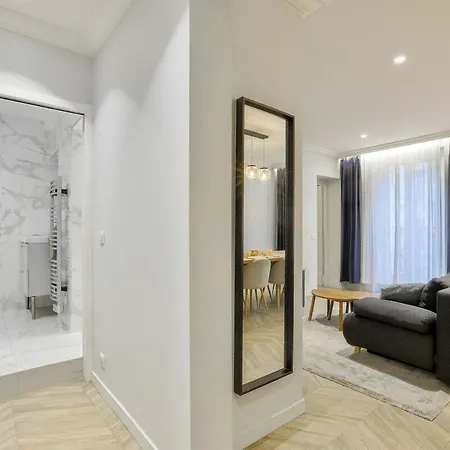 Stylish And New 2br Flat In The Heart Of Appartamento Parigi