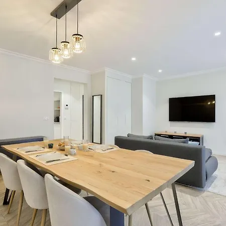Stylish And New 2br Flat In The Heart Of Parigi